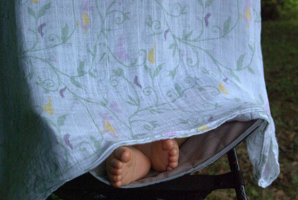 Les pieds d'un enfant qui fait la sieste sous un drap